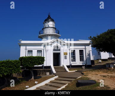 Kaohsiung, Taiwan -- le 12 septembre 2017 : le phare historique sur l'île de cijin surplombant le port de Kaohsiung. Il a été construit en 1883. Banque D'Images