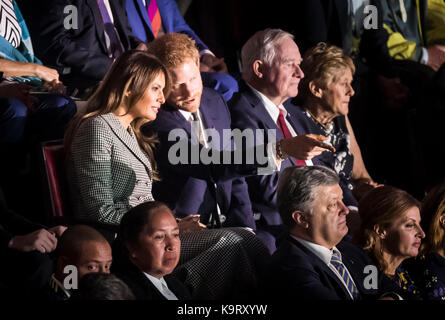 La première dame des États-Unis melania trump et le prince Harry participer à la cérémonie d'ouverture des Jeux 2017 invictus au Centre Air Canada à Toronto, au Canada. Banque D'Images