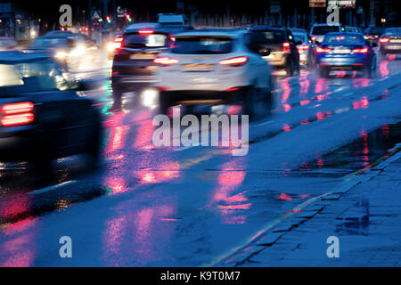 Location de conduite à vitesse rapide pendant la forte pluie Vue brouillée Banque D'Images