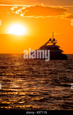 Bateau yacht sur la mer ouverte au coucher du soleil doré, Zadar, Dalmatie, Croatie Banque D'Images