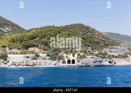 Seascape de côte méditerranéenne avec bleu de la mer et montagnes couvertes de forêts de pins sur la péninsule alanya Banque D'Images