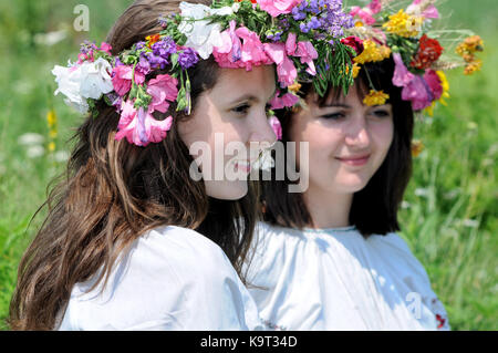 Deux jeunes filles ukrainiennes en vêtements traditionnels contre l'arrière-plan du paysage rural Banque D'Images