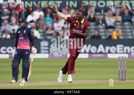 West indies' jason holder célèbre en tenant le wicket de l'Angleterre de la eoin morgan au cours de la troisième royal london odi à comté de sol. Banque D'Images