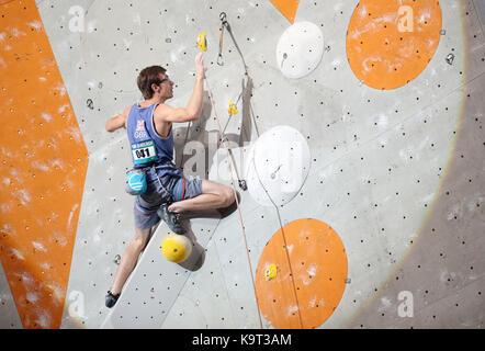 La société britannique William bosi durant son ascension dans la tête demi-finales au cours de l'ifsc climbing world cup au Edinburgh International climbing arena. Banque D'Images