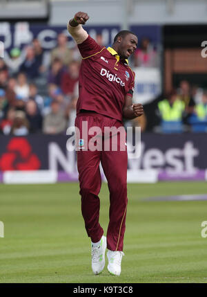 West indies' jason holder célèbre en tenant le wicket de l'Angleterre de la eoin morgan au cours de la troisième royal london odi à comté de sol. Banque D'Images