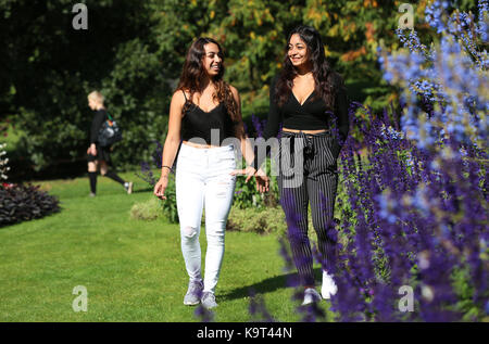 Les gens profiter du beau temps dans la région de Hyde Park, dans le centre de Londres, comme les gens dans le sud-est peuvent profiter prédit hauts de 22-23 c par dimanche après-midi. Banque D'Images