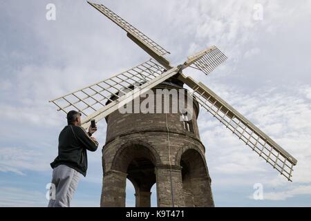 Ali Omar, 40 ans, prend une photo de l'chesterton moulin, un bâtiment du xviie siècle en pierre moulin tour cylindrique qui est de catégorie 1 dans la liste, à l'extérieur du village de Chesterton, Warwickshire. Banque D'Images