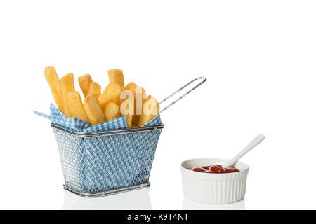 Portion de frites fraîchement cuites avec de la sauce tomate sur un fond blanc Banque D'Images