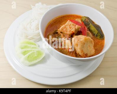 La nourriture végane, thai red curry avec protéines végétales texturées, ananas et lait de coco. Banque D'Images