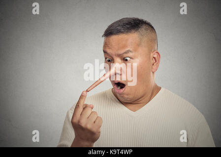 Portrait homme avec le long nez isolé sur fond de mur gris. Concept de liar. Expressions du visage humain, émotions, sentiments Banque D'Images