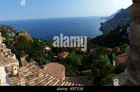 Vue sur la côte d'azur à Roquebrune cap martin. Le vieux village, la cape et la baie de Roquebrune Banque D'Images