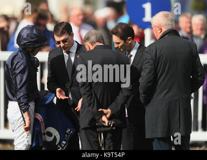 Trainer Aidan O'Brien (deuxième à gauche) à la parade la bague à l'hippodrome de naas. Banque D'Images