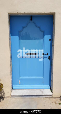 Vieille porte bleue dans un village de Provence, France. Banque D'Images