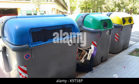 Gros bacs de recyclage pour les déchets de papier et les bouteilles de verre à Barcelone, Espagne Banque D'Images