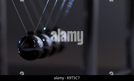 La physique de Newton's cradle concept pour l'action et de la réaction ou la cause et l'effet. balls newton Banque D'Images