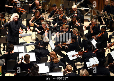 Sir Simon Rattle dirige des musiciens de 11 à 18 ans de l'est de Londres le jour de la fermeture de ÔThis is Rattle', au Barbican de Londres. ASSOCIATION DE PRESSE. Date de la photo: Dimanche 24 septembre 2017. Les 54 jeunes se produisent avec des joueurs LSO et des musiciens de l'école Guildhall, tous jouant côte à côte sur la scène de Barbican, exécutant de la musique de ÔEnigma variations d'Elgar et de ÔThe Rite of Spring de Stravinsky. La performance fait partie du programme ÔLSO On Track, qui a vu les joueurs de LSO travailler avec des milliers de jeunes de l'est de Londres depuis 2008, dans des activités allant de Banque D'Images