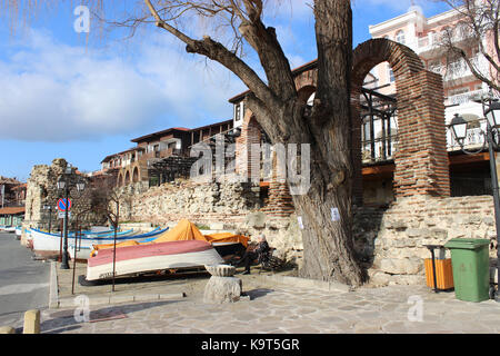 Bateaux de pêche dans le sud du port de la vieille ville de Nessebar. côte de la mer Noire, Burgas, Bulgarie Banque D'Images