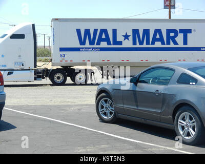 Sonora - jul 22 : wal-mart camion de livraison garé dans le stationnement d'un supermarché Walmart tuolumne county, le 22 juillet 2015 à Sonora, en Californie Banque D'Images