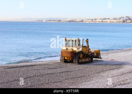 Nice, France - 30 novembre 2015 : bulldozer d6t (Tier 4 final) de travail caterpillar sur la plage de Nice, France Banque D'Images