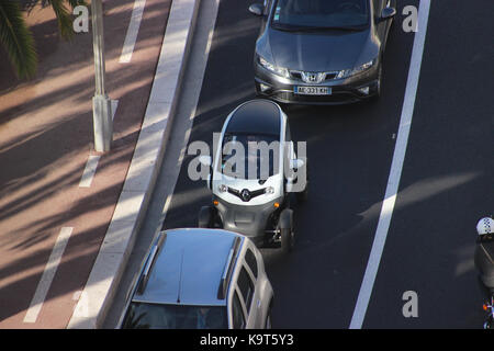 Nice, France - 30 novembre 2015 : Vue aérienne d'une voiture électrique Renault twizy à Nice. Deux passagers du véhicule électrique conçu par Renault Banque D'Images