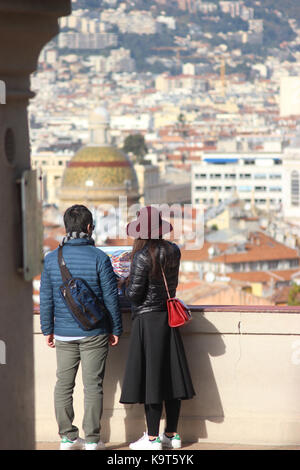 Nice, France - 30 novembre 2015 : young asian couple in love en face d'une vue aérienne de la ville de Nice, France Banque D'Images