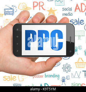 Concept de publicité : hand holding smartphone avec ppc sur l'affichage Banque D'Images