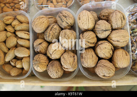 Noix et amandes dans des boîtes de plastique. marché à Aix-en-provence Banque D'Images