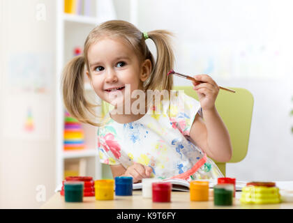 Cute little girl painting en maternelle Banque D'Images