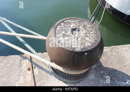 Bollard avec amarres. port de confluence à Lyon, France Banque D'Images