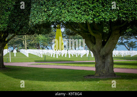 Jardin parfaitement entretenu et rangées de croix au cimetière américain du jour J, Colleville-sur-mer, Normandie France Banque D'Images