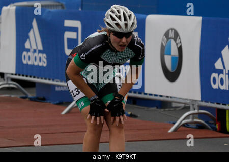 Berlin, Allemagne. 23 septembre 2017. Les patineurs sont épuisés après la course. Plus de 5,500 patineurs ont participé à la course de patinage en ligne BMW Berlin Marathon 2017, une journée avant la course Marathon. Bart balançoires de Belgique a gagné la course en 58:42 pour la 5ème année consécutive. Crédit: Michael Debets/Pacific Press/Alay Live News Banque D'Images