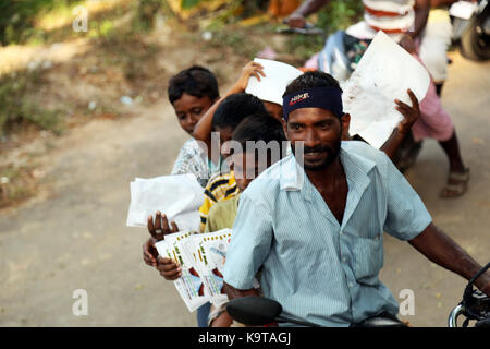 Balades en famille indienne d'une moto Banque D'Images