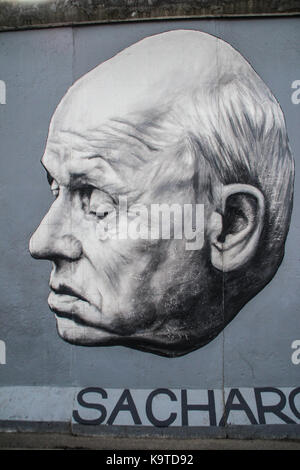 La East Side Gallery's murales sont le street-art à Berlin, peint sur leur propre mur célèbre Banque D'Images