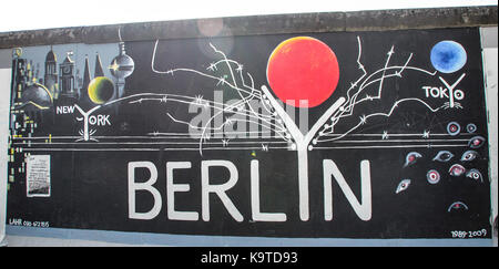 La East Side Gallery's murales sont le street-art à Berlin, peint sur leur propre mur célèbre Banque D'Images
