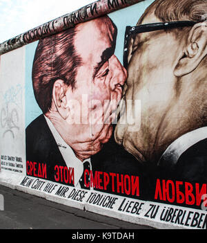 Le fameux baiser entre Leonid Brejnev et Erich Honecker, peint sur le mur de la east side gallery à Berlin Banque D'Images