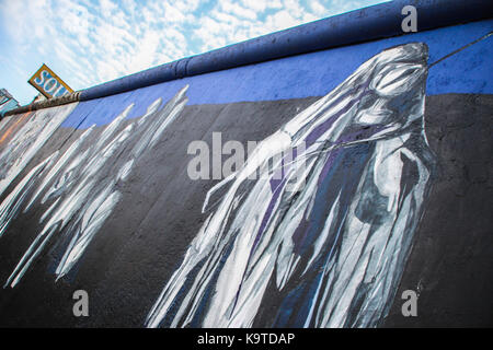 La East Side Gallery's murales sont le street-art à Berlin, peint sur leur propre mur célèbre Banque D'Images