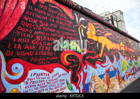 La East Side Gallery's murales sont le street-art à Berlin, peint sur leur propre mur célèbre Banque D'Images