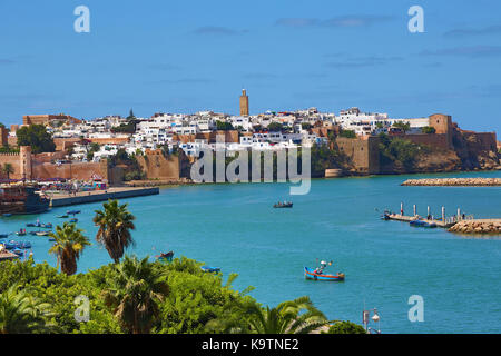 Vue sur le fleuve sebou vers la kasbah de l'udayas à Rabat, Maroc Banque D'Images