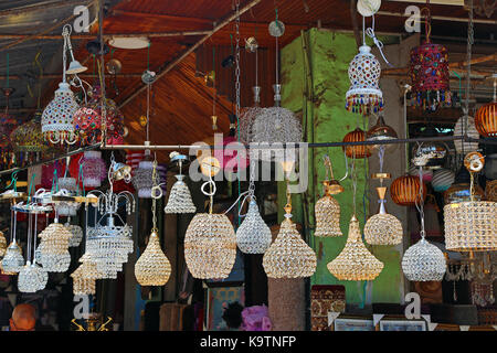 Souvenirs d'éclairage en vente dans les rues de la médina de Rabat, Maroc Banque D'Images