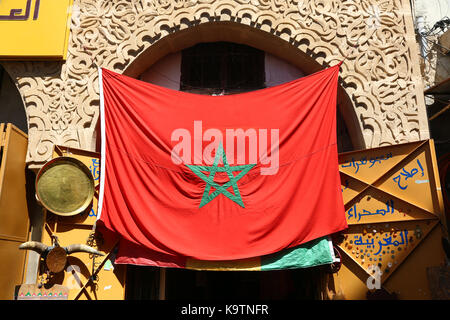 Drapeau marocain dans les rues de la médina de Rabat, Maroc Banque D'Images