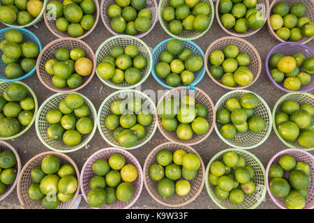 Hyderabad, Inde-23th September 2017,limes conservés dans de petits paniers en vente à un marché aux légumes à Hyderabad, Inde Banque D'Images