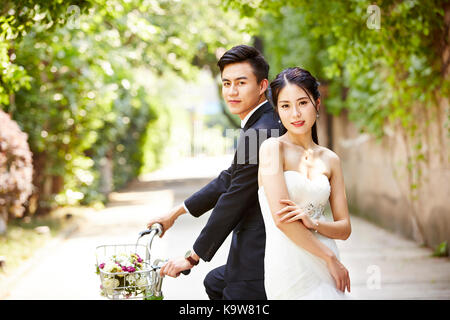 Asiatique nouveau mariée et le marié de prendre photo avec un vélo. Banque D'Images