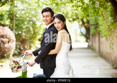 Asiatique nouveau mariée et le marié de prendre photo avec un vélo. Banque D'Images