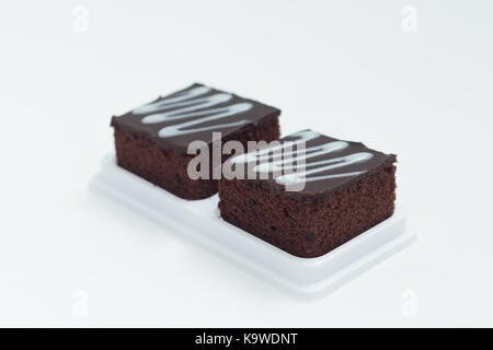 Brownies au chocolat frais isolats sur fond blanc Banque D'Images