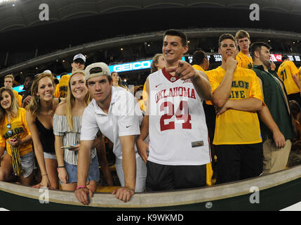 Waco, Texas, USA. Sep 23, 2017. Oklahoma Sooners fans dans la section des élèves au cours de Baylor Bears 2ème moitié de la NCAA Football match entre l'Ours et le Baylor OU Sooners à McLane Stadium à Waco, Texas. Matthew Lynch/CSM/Alamy Live News Banque D'Images