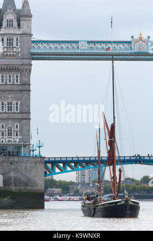 Londres, Royaume-Uni. 23 Septembre, 2017. 111 ans de l'Hydrogène sur la barge à voile à Tamise à Tower Bridge. Le coaster en bois historique a été construit en 1906 et s'engage maintenant les voyages. Rob Powell/Alamy Live News Banque D'Images