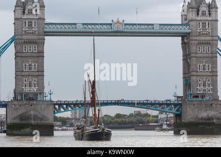 Londres, Royaume-Uni. 23 Septembre, 2017. 111 ans de l'Hydrogène sur la barge à voile à Tamise à Tower Bridge. Le coaster en bois historique a été construit en 1906 et s'engage maintenant les voyages. Rob Powell/Alamy Live News Banque D'Images