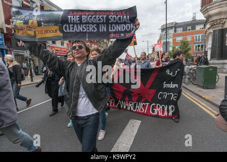 Londres, Royaume-Uni. 23 septembre 2017. Londres, Royaume-Uni. 23 septembre 2017. SID compétence de la guerre de classe tient une bannière 'conseils du travail: Les plus grands nettoyeurs sociaux de Londres ' dans le nord de Londres d'un rassemblement à Tottenham à Finsbury Park contre le soi-disant véhicule de développement Haringey, sous lequel le conseil de Haringey effectue un transfert énorme de logements de conseil à la multinationale australienne Lendlease. Cela entraînera la démolition imminente de plus de 1,300 maisons du conseil dans le domaine du parc Northumberland, suivie d'une perte semblable de logements sociaux dans l'ensemble de l'arrondissement. À 2 milliards de livres, il est Banque D'Images