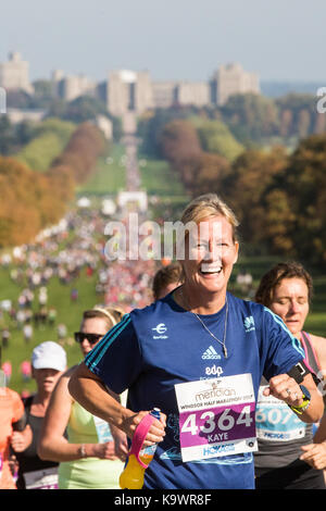 Windsor, Royaume-Uni. 24 septembre, 2017. autour de 6 000 coureurs prennent part à la Meridian windsor le demi-marathon à l'automne 2017 soleil sur la longue promenade à Windsor Great Park. surnommé le plus pittoresque du demi-marathon, son parcours inclut des forêts anciennes, des pelouses et un certain nombre de sections accidentées. crédit : mark kerrison/Alamy live news Banque D'Images