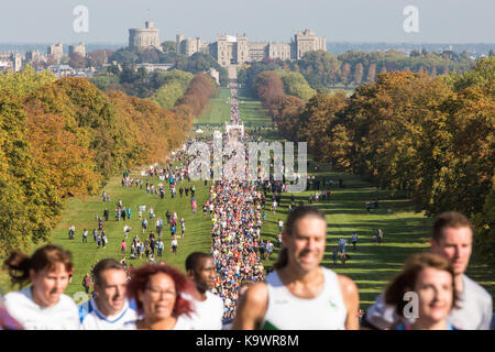 Windsor, Royaume-Uni. 24 septembre, 2017. autour de 6 000 coureurs prennent part à la Meridian windsor le demi-marathon à l'automne 2017 soleil sur la longue promenade à Windsor Great Park. surnommé le plus pittoresque du demi-marathon, son parcours inclut des forêts anciennes, des pelouses et un certain nombre de sections accidentées. crédit : mark kerrison/Alamy live news Banque D'Images